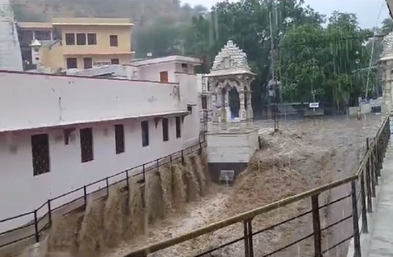 रानीवाड़ा में तेज बारिश।