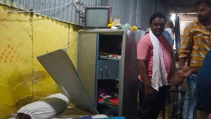 Thieves broke into the mandi merchant's shop by breaking the cover, stole money