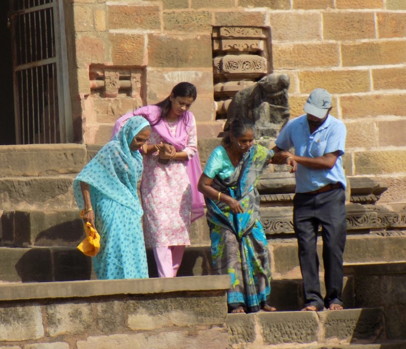 ऐतिहासिक विराट मंदिर व बाणगंगा कुण्ड के किए दर्शन, पुजारी से किया संवाद