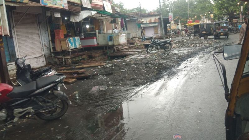 पहली बारिश ने खोली नपा की सफाई की पोल, सडक़ पर आया नालों का मलबा