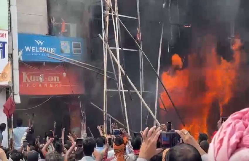 कोरबा में लगी भीषण आग, 8 दुकानें जलकर खाक, लोगों ने खुदकर बचाई अपनी जान, देखें
video