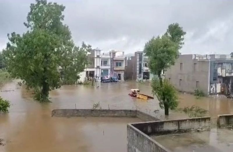 बिपरजॉय तूफान की तबाही का मंजर: शिवगंज में 19 इंच बारिश, कई कॉलोनियां जलमग्न, सैंकड़ों लोग फंसे