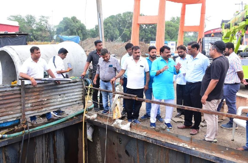 टाटा के अधूरे चेम्बर और लाईन की शिकायत अब महापौर हेल्पलाइन पर करें