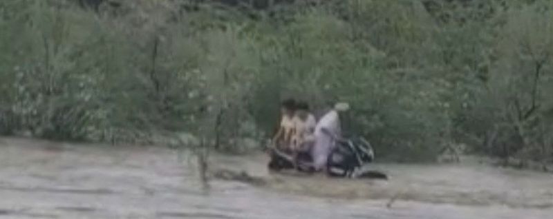 Biferjoy : दादा ने पोतों को कंधे पर बैठाए रखा और खुद पानी में डूब गया