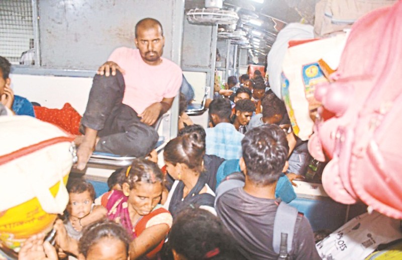 परेशानी : ट्रेन में धक्का-मुक्की, जनरल बोगी ठसाठस, यात्री पसीने से लथपथ