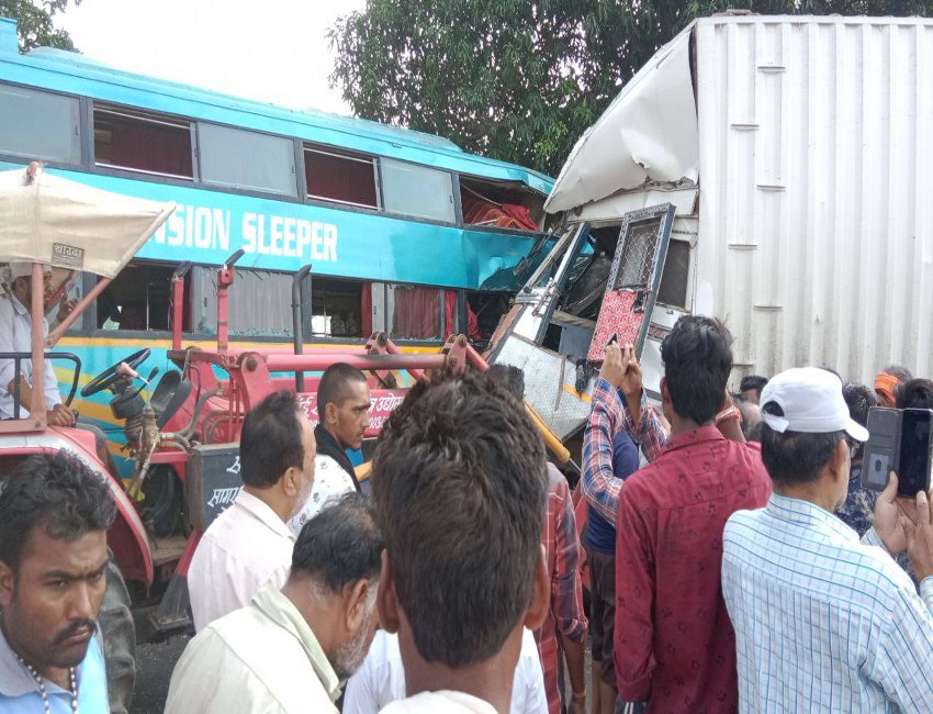 इंदौर से जबलपुर जा रही स्लीपर कोच बस व कंटेनर की भिड़त, तीन की मौत