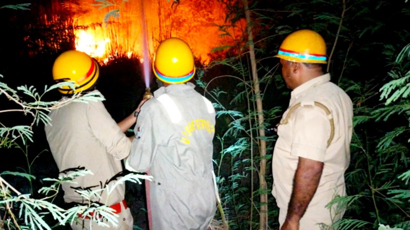 Kanpur News:विश्वविद्यालय परिसर में लगी आग, दो घंटे की कड़ी मशक्कत के बाद आग पर पाया जा सका काबू