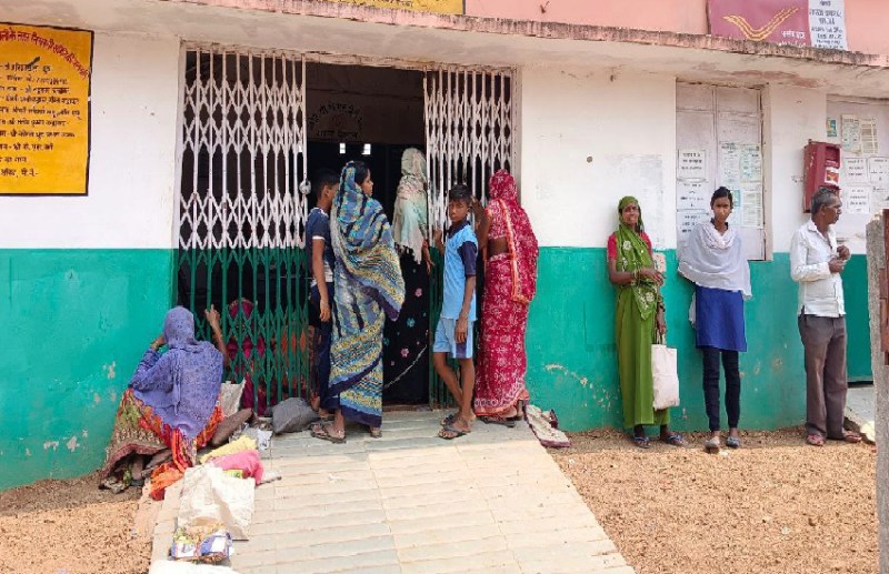 ईकेवाईसी कराने गर्मी में भटक रहे लोग, सर्वर डाउन की समस्या