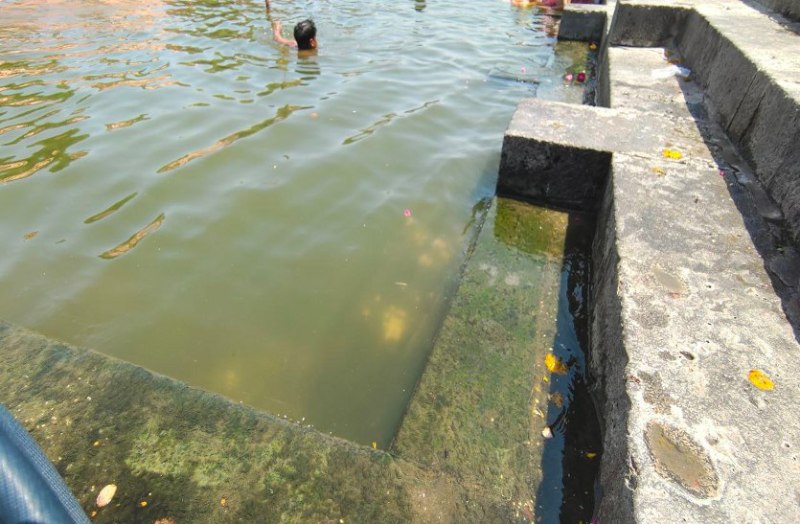 Young man's leg slipped at 4 am due to moss on Ramghat, died due to drowning