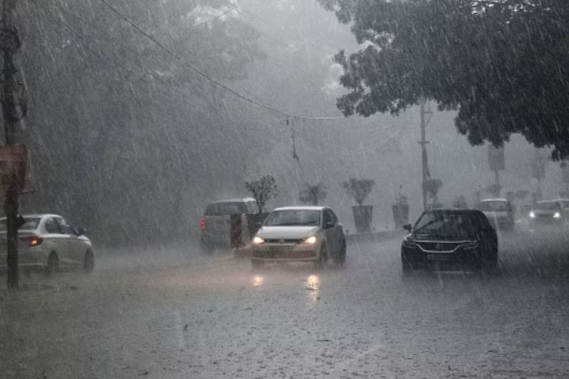 Weather pleasant heavy rains & monsoon alert 38 districts in UP