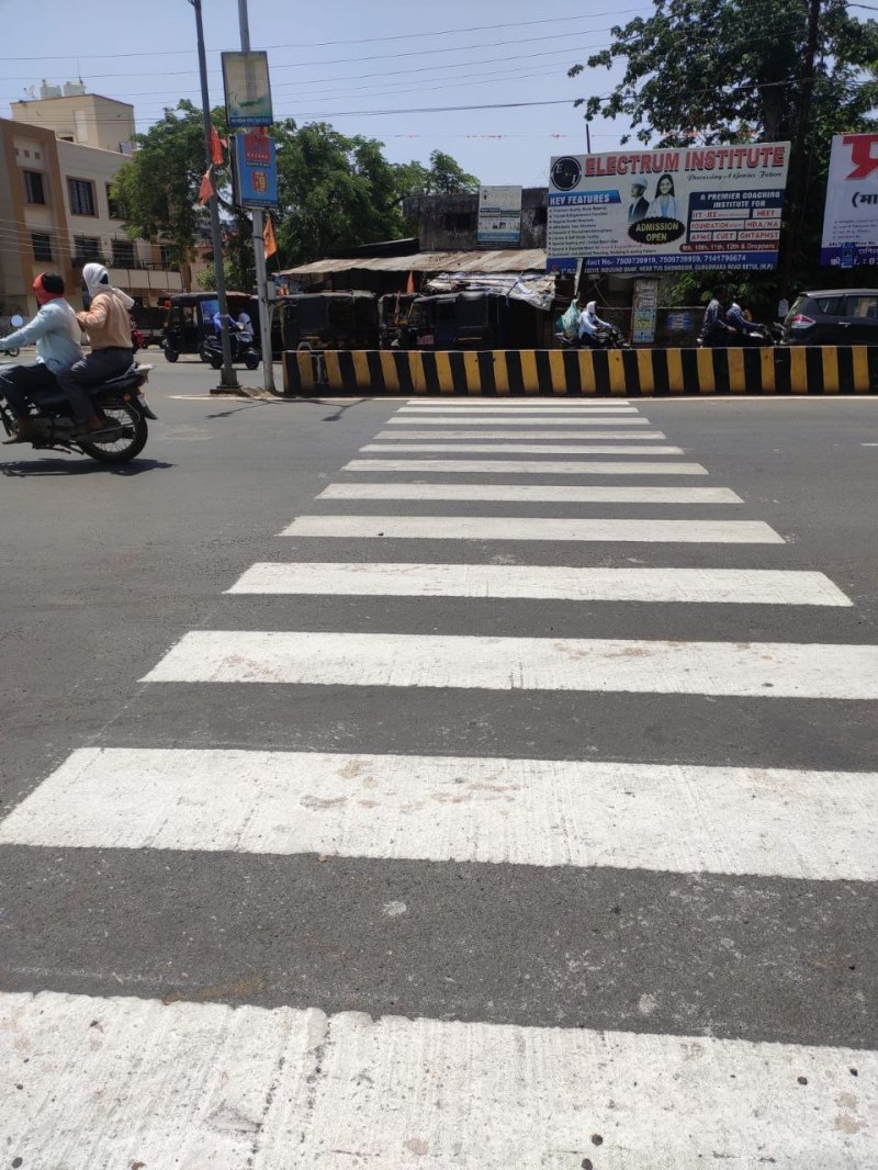 इस तरह सड़कों पर जेब्रा क्रासिंग बनाई गई