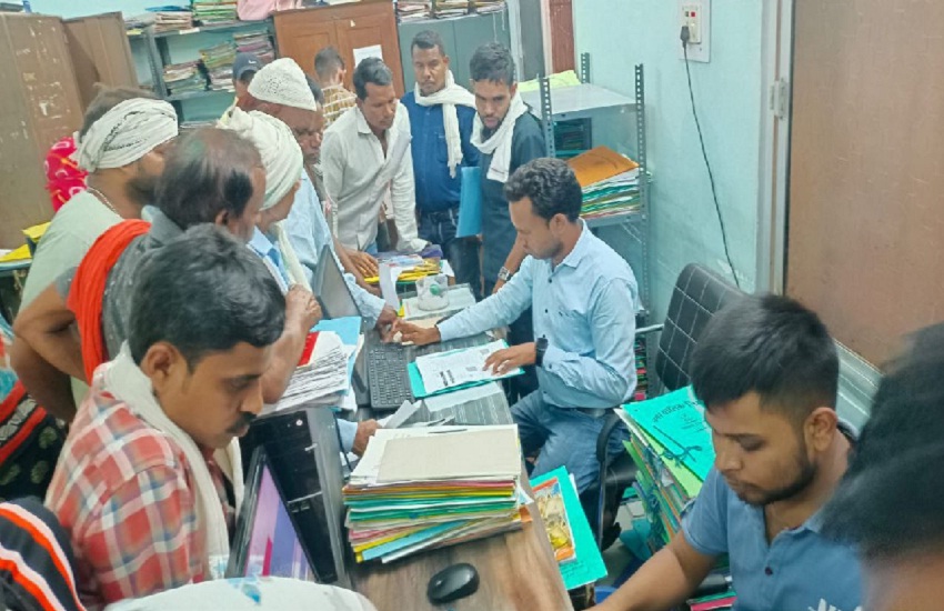 आखिर कब होगा गरीबों के सपनों का घर तैयार! PM आवास की किस्त के लिए भटक रहे ग्रामीण, शासन से लगा रहे गुहार