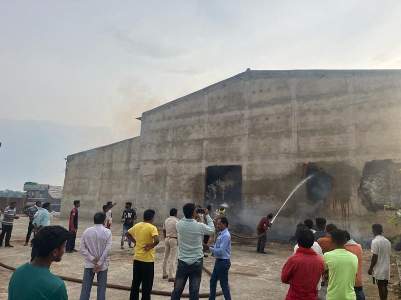 गोदाम में लगी भीषण आग से लाखों का चारा जलकर स्वाहा, 18 घंटे बाद भी धधक रही आग, दमकलकर्मी झुलसा