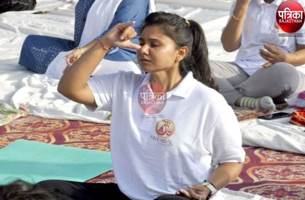 अंतरराष्ट्रीय योग दिवस पर युवाओं ने दिखाया उत्साह, देखें ये तस्वीरें...