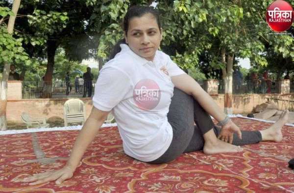 अंतरराष्ट्रीय योग दिवस पर युवाओं ने दिखाया उत्साह, देखें ये तस्वीरें...