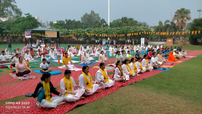 International Yoga Day 2023: योग दिवस पर बारिश में दिखा उत्साह, पार्कों और स्टेडियम में मेरठवासियों ने किया योगाभ्यास