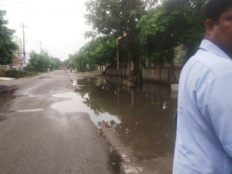 weather Update: तड़के से हो रही बारिश से पारा 4 डिग्री गिरा, आज ऐसा रहेगा मौसम का हाल