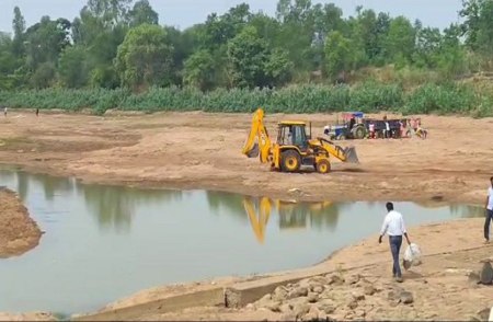 जोंधरापदर स्टॉप डेम में जारी है रेत का अवैध उत्खनन।