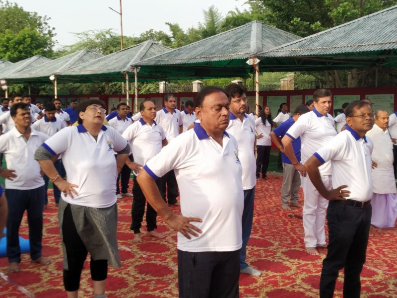 सामूहिक योगाभ्यास के साथ गीत संगीत का कार्यक्रम