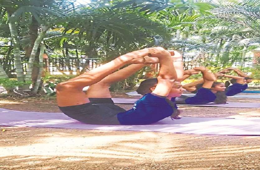 International Yoga Day 2023: इम्युनिटी बढ़ाना है तो दवा नहीं योग अपनाना है