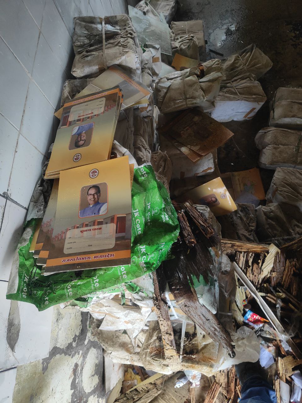 6 हजार से अधिक लोगों को भू स्वामित्व देने बनवाये फोल्डर, अब कबाड़ में फेंके