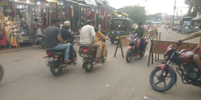 500 मीटर का फेर बचाने बैरिकेड तोड़ रहे लोग, समझिए यह जीवन के लिए खतरनाक है