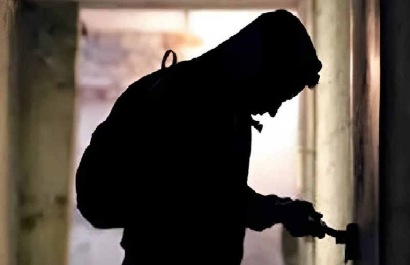 सिविल इंजिनियर के घर में चोरी, लाखों के नकदी समेत जेवरात ले चोर हुए फरार