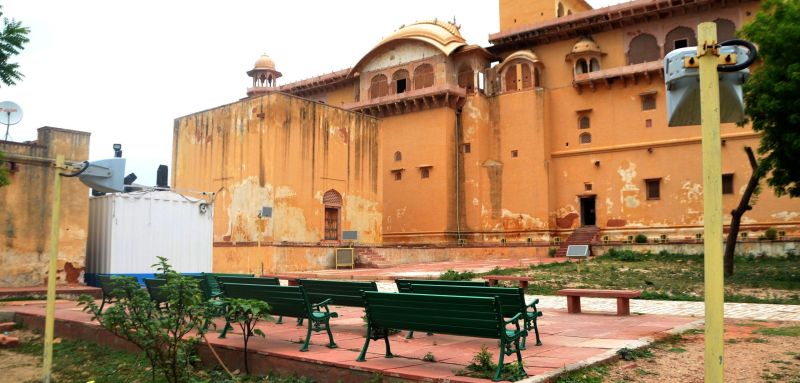 किशोरी महल में कैद कहानी, उड़ान को वेताब पक्षियों का इतिहास