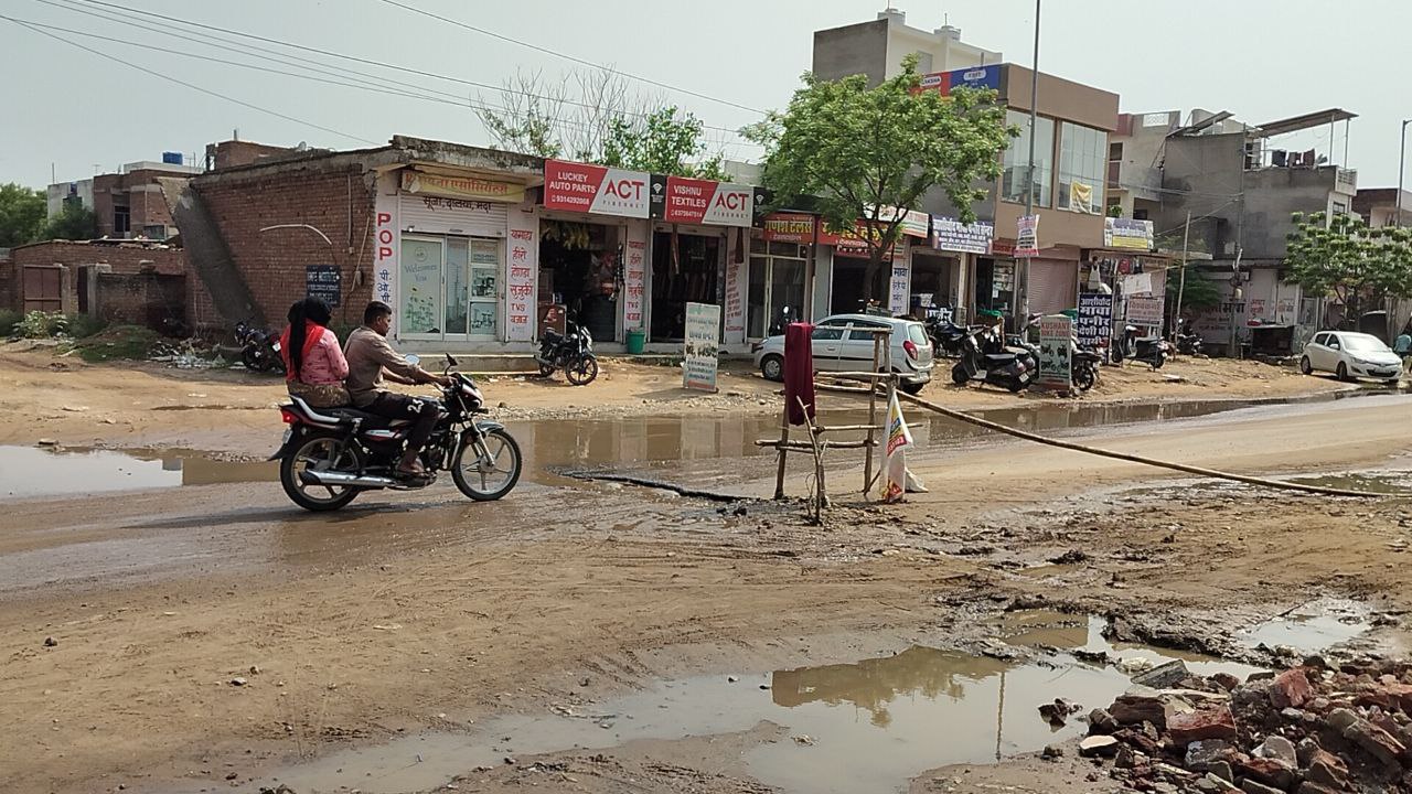 सड़कों पर चलिए जरा संभलकर…बड़े गड्ढे इस राह में