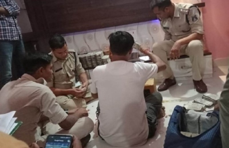 चोरी की रिपोर्ट पड़ गई महंगी, जब पुलिस व्यापारी के घर पहुंची तो पलंग के नीचे मिले करोड़ों रुपए, केस दर्ज