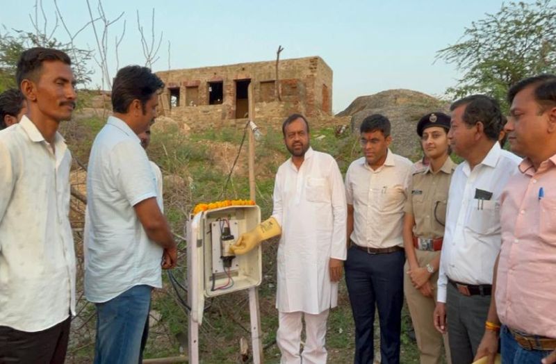 राजस्थान के इस गांव में आजादी के 76 साल बाद बिजली पहुंची तो ढोल की थाप पर जमकर नाची महिलाएं