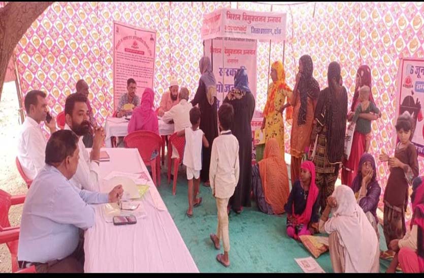 शिविर में योजनाओं की जानकारी लेने उमड़े घुमंतु समुदाय के लोग
