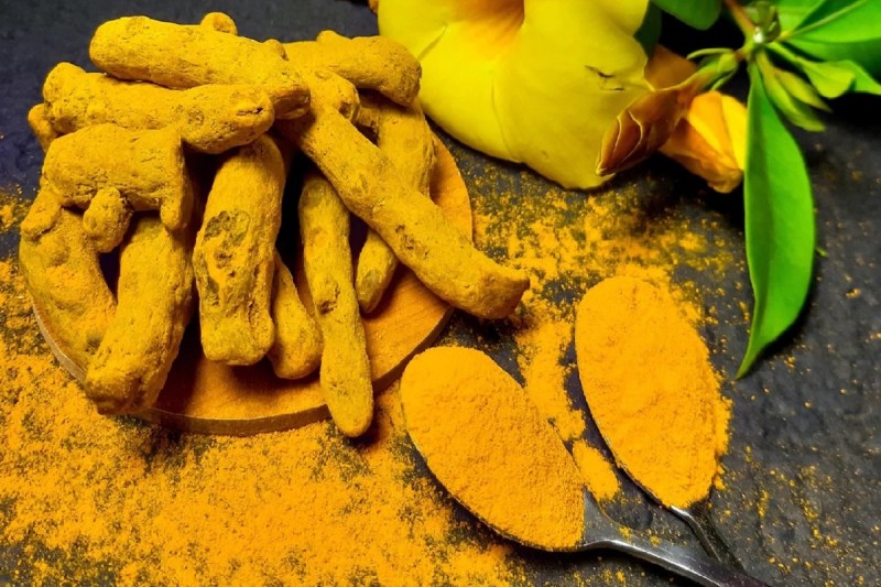 Turmeric Price: कमजोर बुवाई से हल्दी का रंग पड़ा फीका