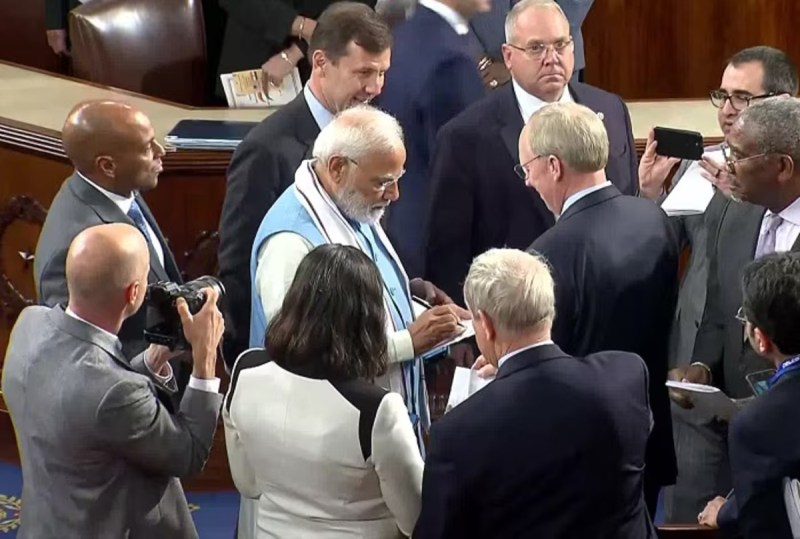 us_congressmen_line_up_to_take_selfies_and_autographs_with_pm_modi.jpg