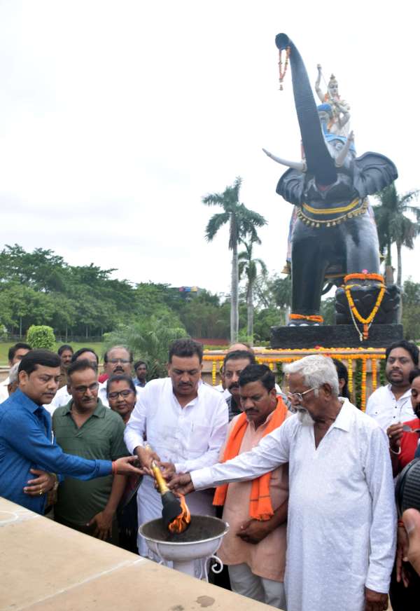 वीरॉगना को दी सलामी   