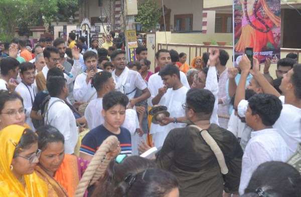 श्रध्दालुओं ने खींचा भगवान जगन्नाथ का रथ .....दे​खिये तस्वीरे