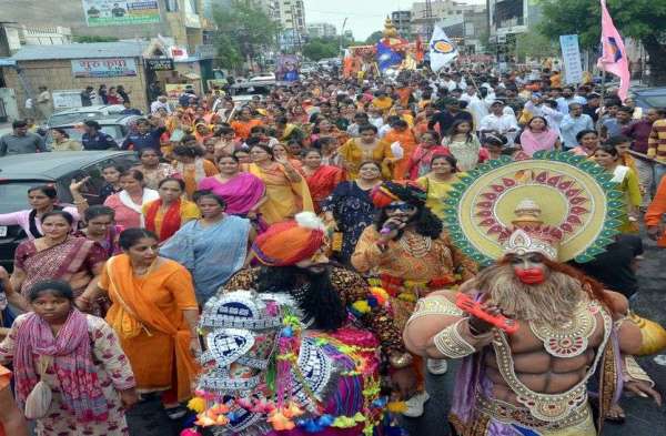 श्रध्दालुओं ने खींचा भगवान जगन्नाथ का रथ .....दे​खिये तस्वीरे