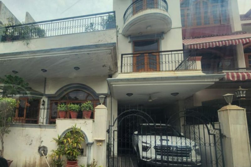 UP Former acting DGP daughter got luxurious house as a gift