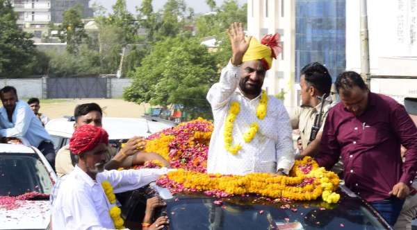 धोरीमन्ना में आरएलपी सुप्रियो हनुमान बेनीवाल का स्वागत करते हुए।