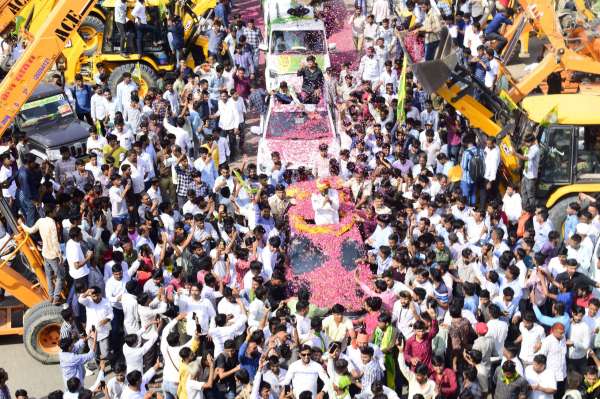 धोरीमन्ना में आरएलपी सुप्रियो हनुमान बेनीवाल का स्वागत करते हुए।