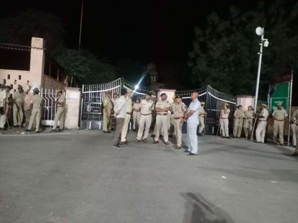 बाड़मेर में हनुमान बेनीवाल के प्रदर्शन को लेकर कलेक्ट्रेट में तैनात पुलिस जाब्ता।