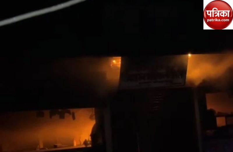 Chitrakoot News : शॉर्ट सर्किट से निकली चिंगारी ने मिनटों में दुकान को जलाकर कर दिया राख, जाने मामला