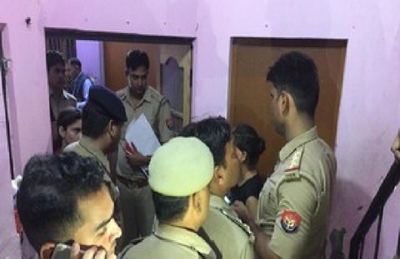 फंदे पर झूलती मिली पिता की लाश, बच्चों को सुलाकर कर ली खुदखुशी, जब बेटे ने देखा तो...