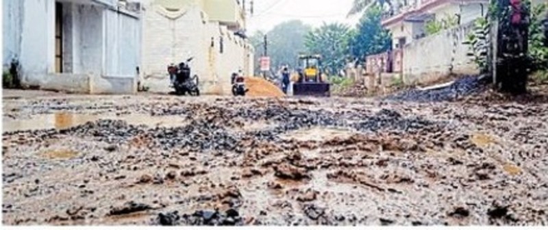 प्री-मानसून की बौछारों में ही सड़कें कीचड़ से सनी, बारिश में होगी दिक्कत