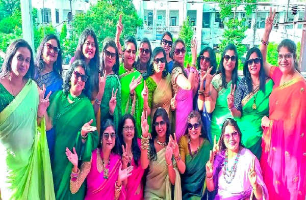 रैंप वॉक और डांस - वहीं दूसरी ओर भोपाल शहर के एक होटल में ब्यूटी आइकान सम्मान समारोह का आयोजन किया गया। कलरफुल गाउन में सभी महिलाओं ने रैंपवॉक कर स्टेज पर जलवा बिखेरा। 