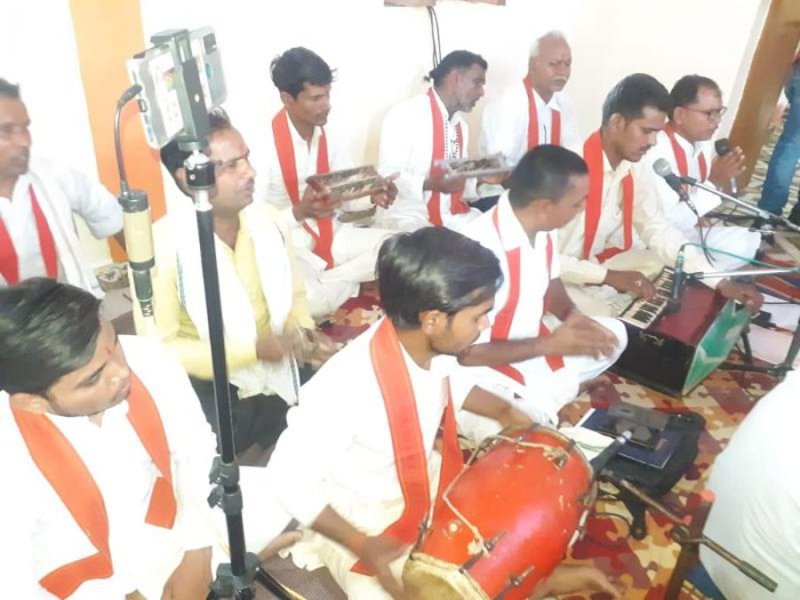 'लाल गमछाÓ डाल हुए नशा से दूर, फिर समूह के साथ नशा के कारोबार को उखाडऩे सड़क पर