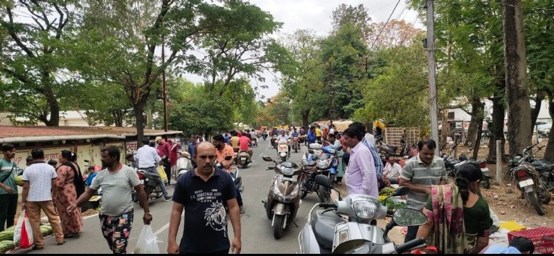 मैदान खाली फिर भी सड़क पर लग रहा सब्जी बाजार