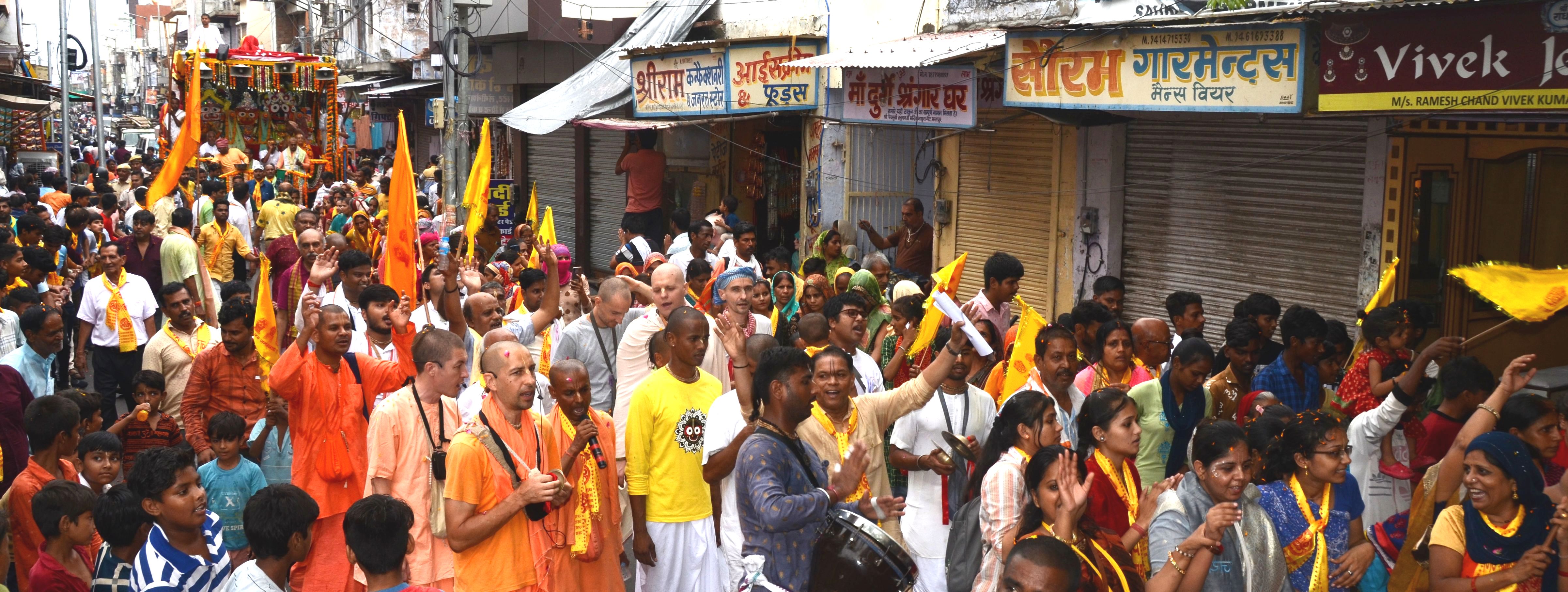 भगवान जगन्नाथ ने बहन सुभद्रा व दाऊ बलराम के साथ किया भ्रमण