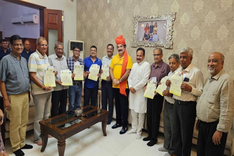 पिछले 70 साल से कर रहे थे इंतजार, मंत्री ने घर पहुंच कर दिया मालिकाना हक