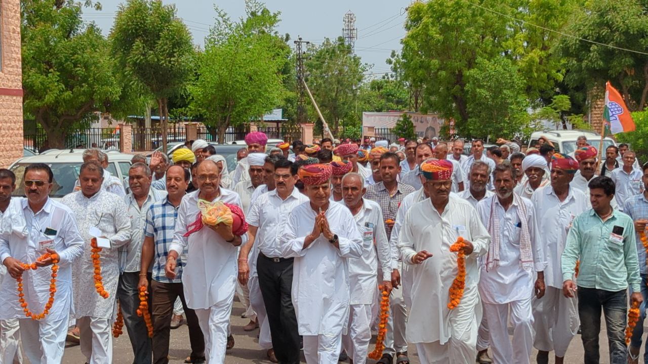 Contenders put up a show of strength for the Congress ticket